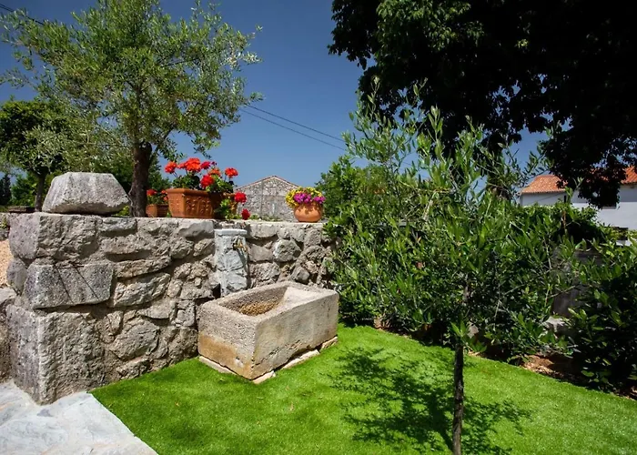 Bogovski Dvori Vila Malinska