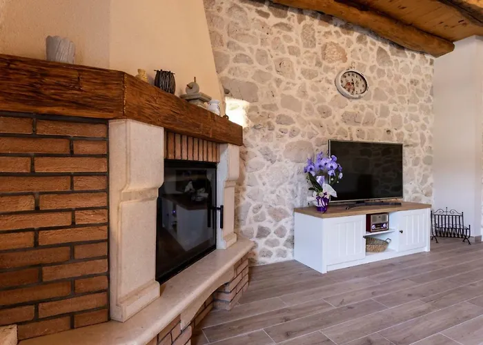 Bogovski Dvori Vila Malinska